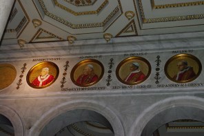 교황 성 바오로 6세 메달리온_photo by Bgabel_at the Basilica of St Paul Outside the Walls in Rome_Italy.jpg